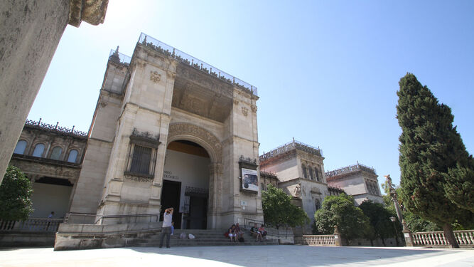 La fachada principal del Museo Arqueológico hacia la Plaza de América.
