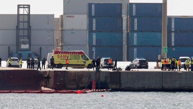 Efectivos de la Guardia Civil y del servicio de emergencias esperan en el Muelle del Centenario de Port Castelló durante las tareas de búsqueda.