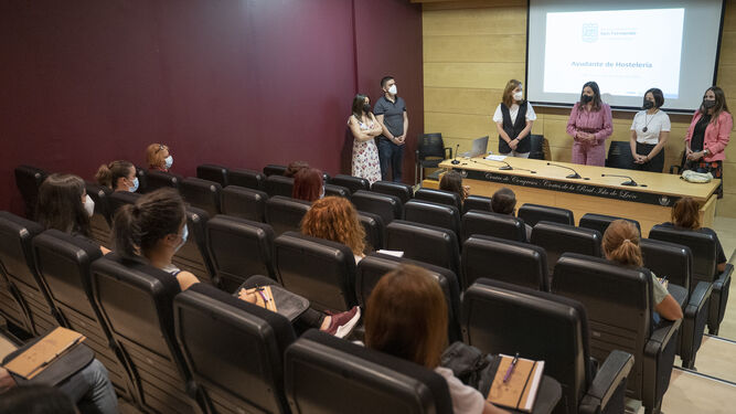 Patricia Cavada, Regla Moreno, Virginia Barrera y Sagrario Escribano en el centro de congresos, donde han recibido a las alumnas del primer curso de formación.