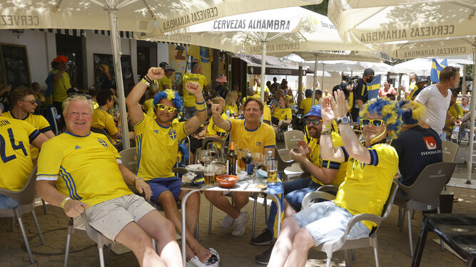 Aficionados del equipo sueco en uno de los veladores de la Alameda, este lunes.