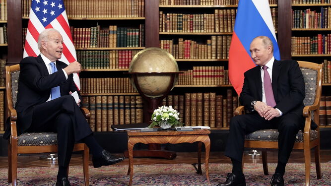 Joe Biden y Vladimir Putin, durante la reunión mantenida en Suiza.