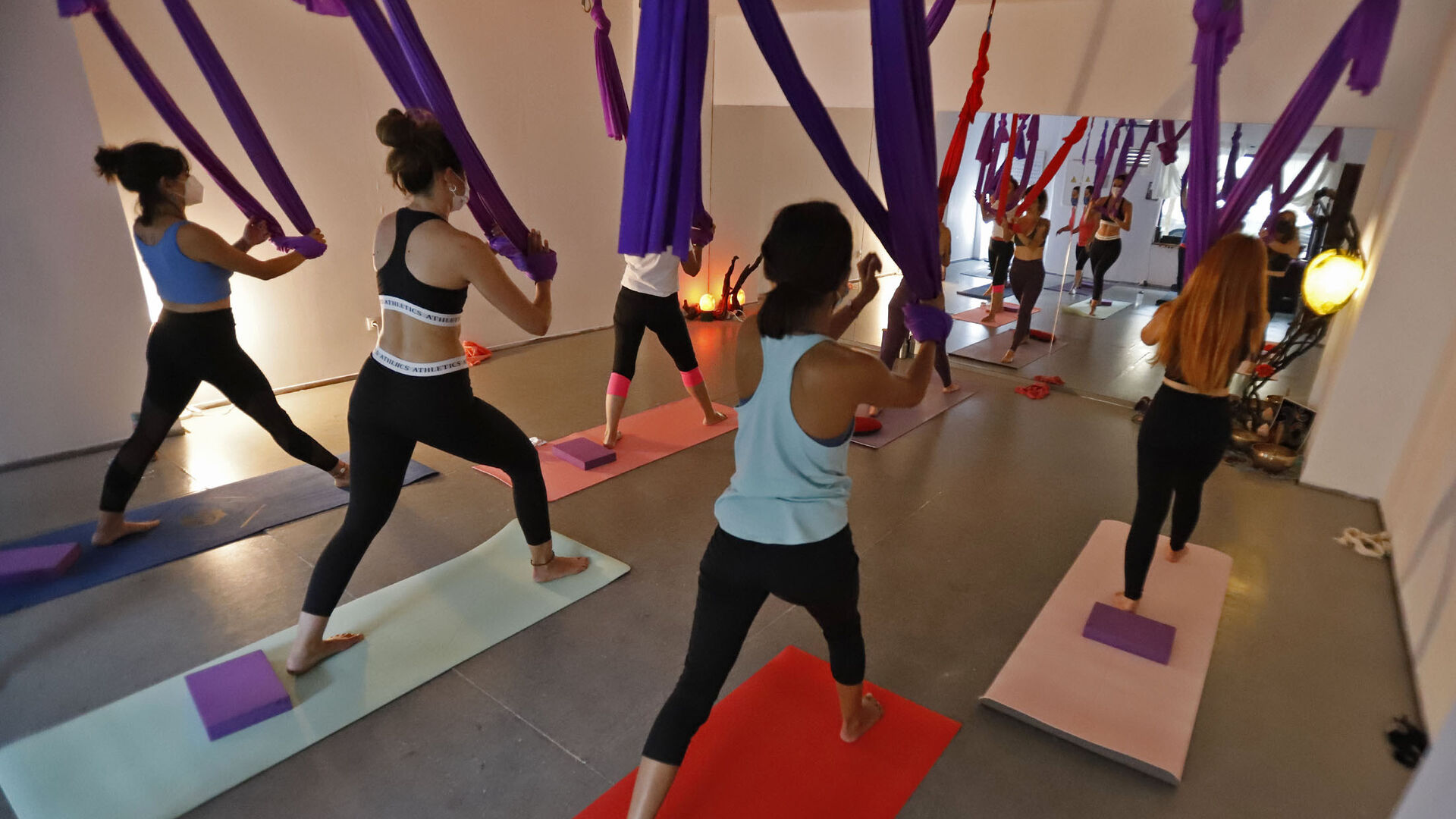 Im&aacute;genes de la pr&aacute;ctica de Yoga en centros de Huelva