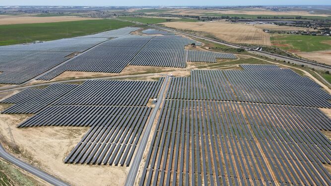 Vista aérea de las nuevas instalaciones fotovoltaicas de la compañía extremeña Alter Enersun en Huelva, con una potencia de 50MW y generación de energía para abastecer a 28.000 hogares.