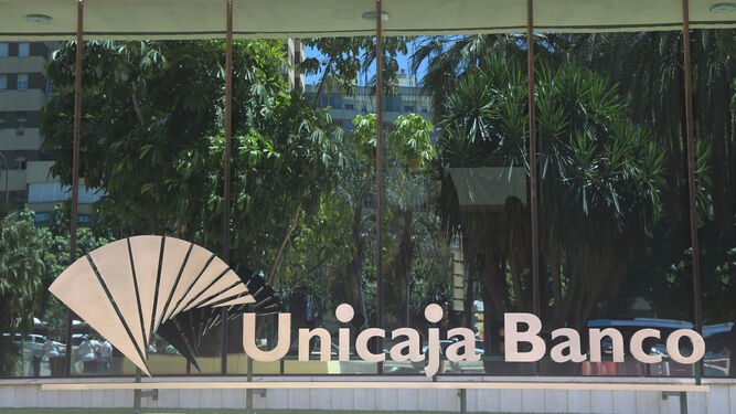 Logo de Unicaja Banco en una de sus oficinas.