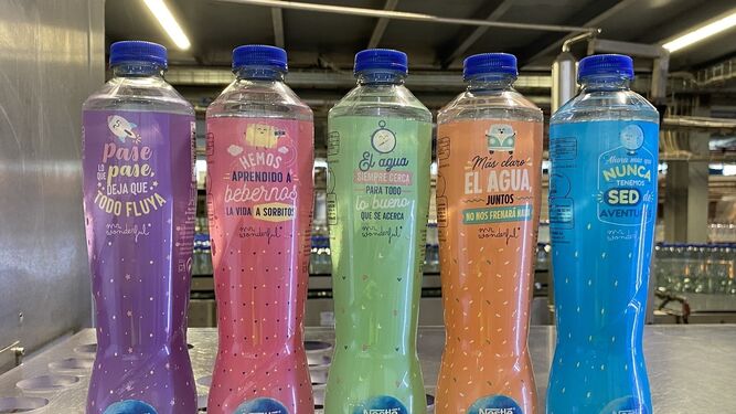 Botellas de Nestlé Aquarel  fabricadas con plástico reciclado y reciclable.