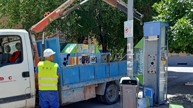 El Ayuntamiento retira las cabinas de Telefónica que quedaban en la vía pública