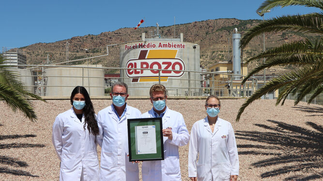 Responsables de El POZO Alimentación con la certificación Residuo Cero de Aenor.