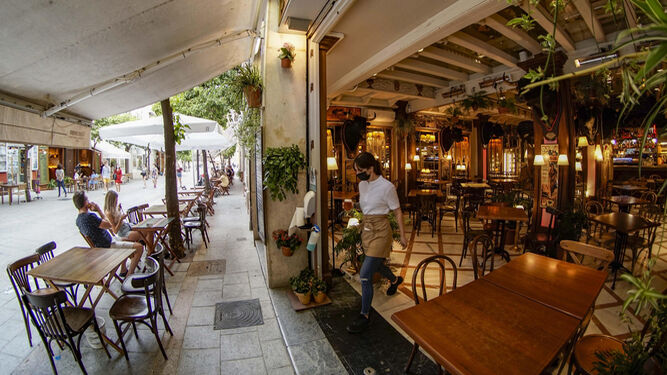 Terraza e interior de un bar de la remodelada calle Mateos Gago.