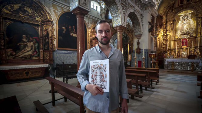 Francisco Sosa posa en el templo con la guía de la que es coautor.