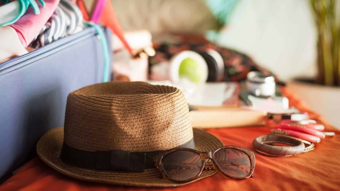 Las cinco prendas básicas que no deben faltar en tu maleta de vacaciones según los estilistas.