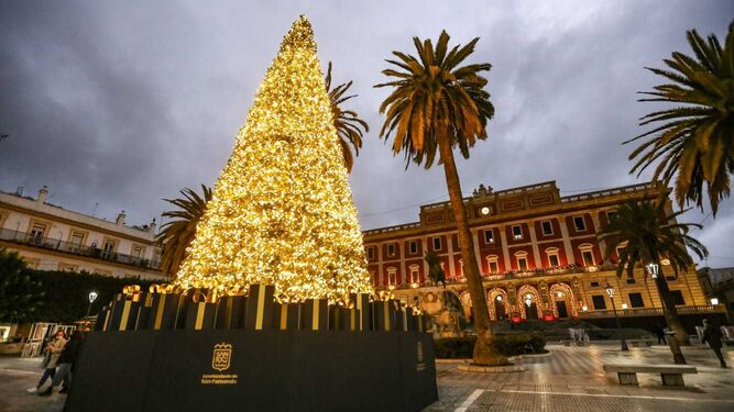 Árbol de Navidad iluminado en la Plaza del Rey, en las fiestas de 2020.