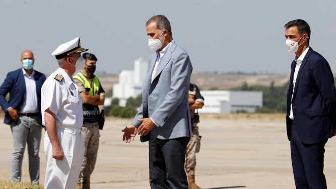 El Rey y el presidente del Gobierno visitan la base de Torrejón de Ardoz.