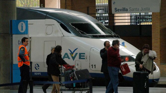 Viajeros en la estación de Santa Justa, Sevilla.