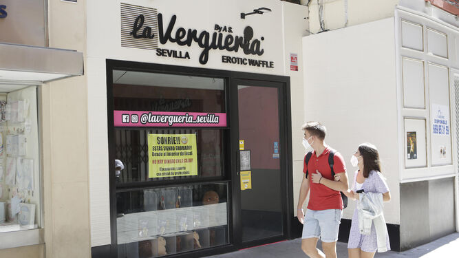 Una pareja mira el escaparate de la pastelería erótica, en el número 33 de la calle Cuna.