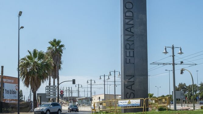 Monolito con el nombre de San Fernando colocado a la entrada de la ciudad en 2019.