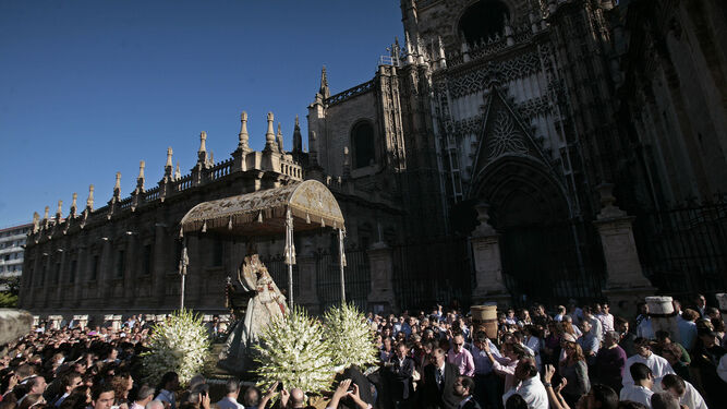 La Virgen de los Reyes en la salida extraordinaria de mayo de 2014.