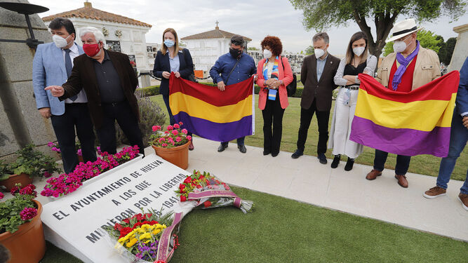 Homenaje a los  caidos por la  libertad en el  cementerio  de  la  Soledad el pasado 14 de abril.