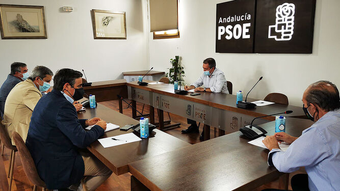 Reunión del presidente de la Federación Andaluza de Caza, José María Mancheño y del vicesecretario general de  UPA-A, Francisco Moscoso, con Juan Espadas.