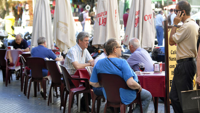 Veladores en una calle de Sevilla.