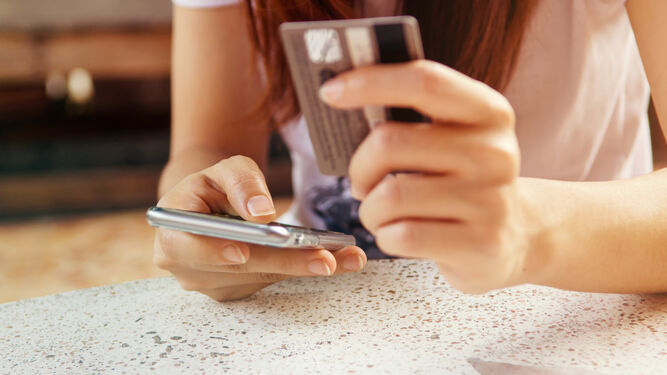 El "smartphone" es cada vez más utilizado a la hora de realizar las compras  a través de internet.
