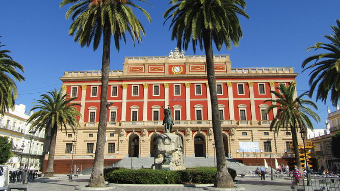 El Ayuntamiento de San Fernando se abre a la Plaza del Rey.