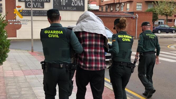 El detenido por el asesinato del menor de La Rioja es guiado por la Guardia Civil