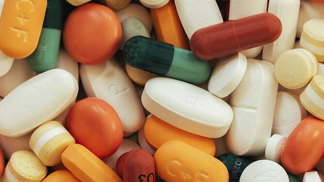 Diferentes pastillas y cápsulas de medicamento.