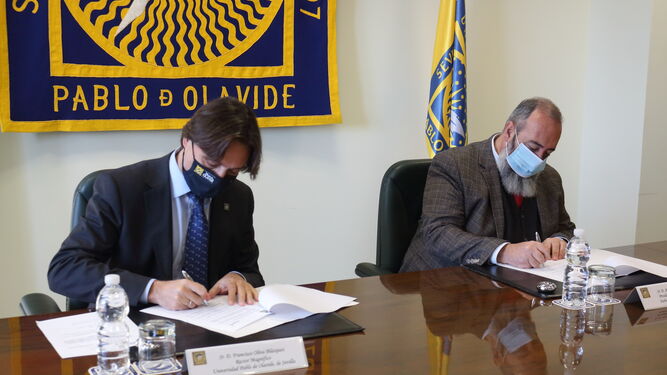 Firma del acuerdo de colaboración entre EnerHi y la Universidad Pablo de Olavide.