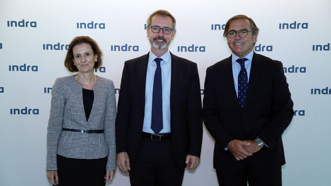 Marc Murtra, presidente de Indra, con los consejeros delegados Cristina Ruiz e Ignacio Matáix.