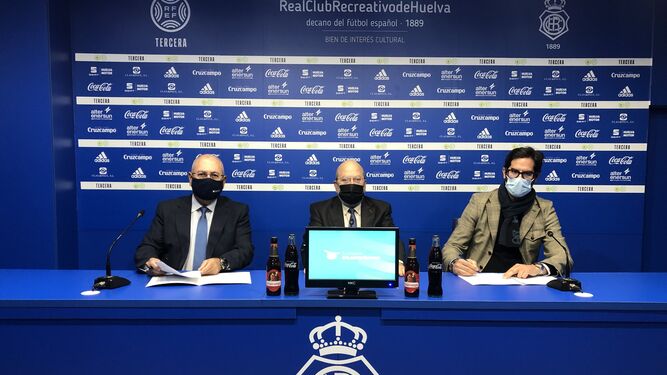 Momento de la firma del convenio de colaboración entre la Fundación Atlantic Copper y el Real Club Recreativo de Huelva.