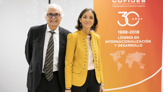 José Luis Curbelo,p Presidente y consejero delegado de Cofides, y Reyes Maroto, ministra de Industria, Comercio y Turismo, antes de la celebración del evento que tuvo lugar el 11 de diciembre de 2018 para conmemorar el 30 aniversario de la compañía.
