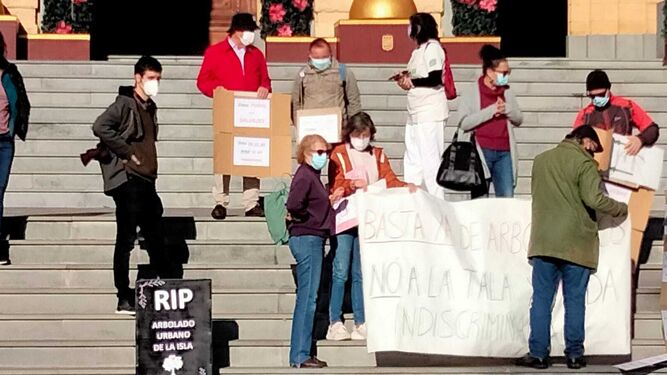 Protesta ecologista en las escaleras exteriores del Ayuntamiento de San Fernando.