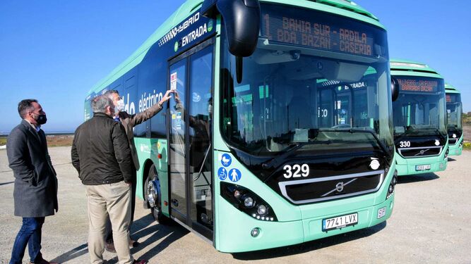 Los tres nuevos autobuses urbanos de San Fernando eléctricos híbridos.