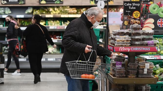 Consumidores comprando el pasado diciembre en un supermercado londinense