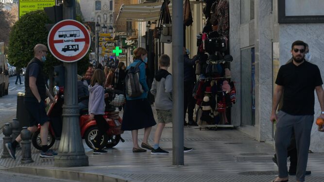 Varias personas en una calle de Granada.