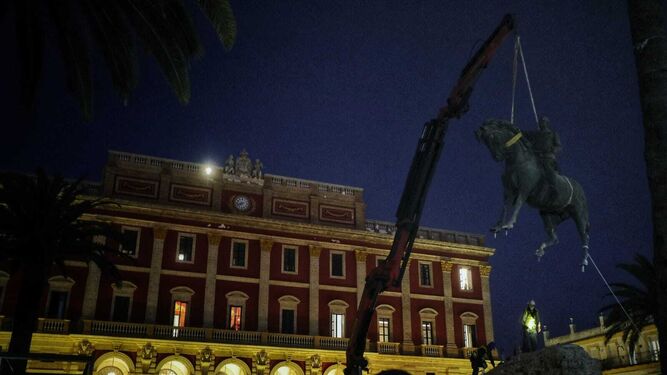 Momento en el que es retirada la estatua de Varela de la plaza del Rey.