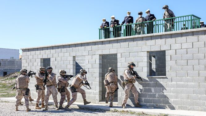 Demostración de combate urbano en el campo de adiestramiento MOUT que la Infantería de Marina tiene en San Fernando durante la visita del AJEMA.