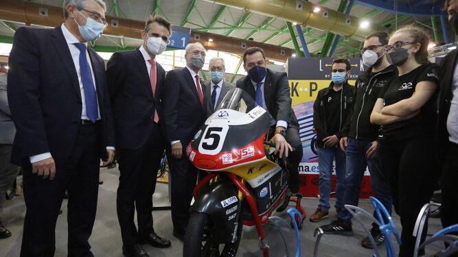 Juan Manuel Moreno, entre otras autoridades, se sube a una moto eléctrica de competición en Transfiere.