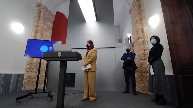 La alcaldesa, Patricia Cavada, acompañada de María Luisa Iglesias y del edil Ignacio Bermejo, durante la presentación de la plataforma digital Dugud.