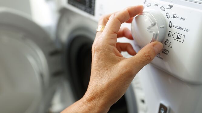Programando una lavadora, uno de los electrodomésticos que más luz consumen.