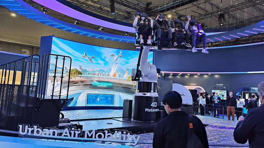 Monta&ntilde;a rusa con realidad virtual en el Mobile World Congress 2022