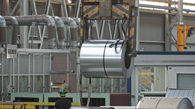 Un trabajador de Acerinox vigila el movimiento de una bobina de acero inoxidable