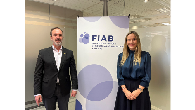 Mauricio García de Quevedo, director general de FIAB, y Mariam Burdeos, directora general de Cleanity.
