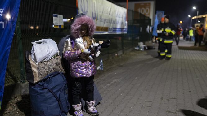 Refugiados ucranianos en el paso fronterizo de Medyka, cerca de la localidad de Zosin, Polonia.