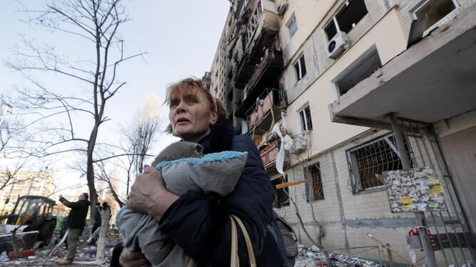 Una mujer sale de su casa con lo puesto tras un ataque ruso