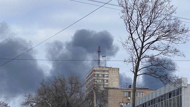 Columnas de humo salen de una zona residencial en la ciudad de Mariúpol