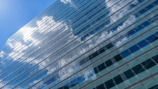 Nube reflejada en los edificios como alegoría de la nube digital.