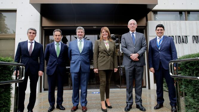Los responsables del Puerto de Huelva junto con los de Iberdrola tras la firma del acuerdo.