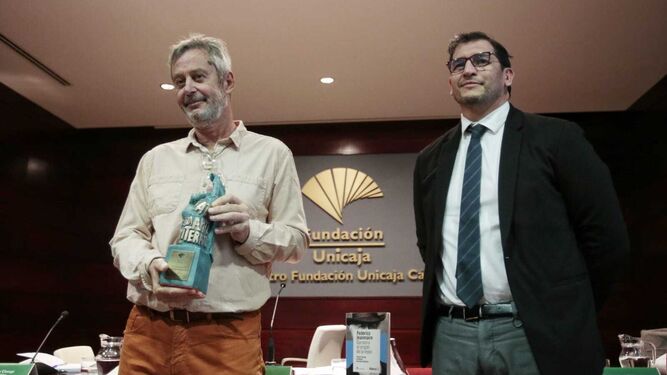 Federico Jeanmarie posa con la escultura del premio junto a Rafael Muñoz Zayas.