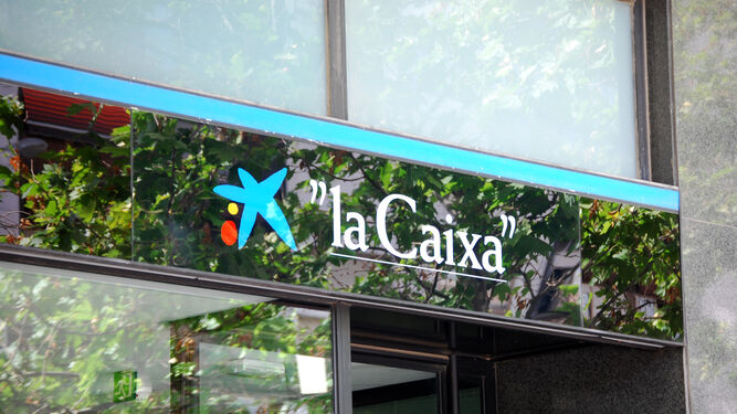 Oficina financiera de Caixabank en una calle de Madrid.